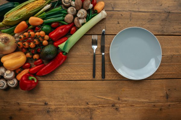 Empty plate representing the difference between water fasting and intermittent fasting